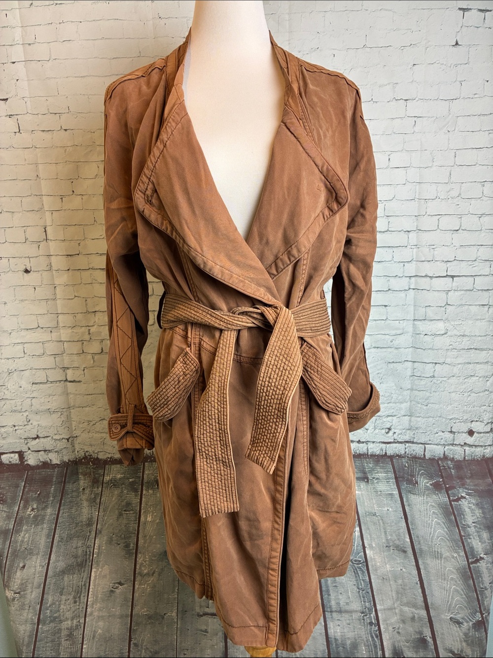 Aritzia Wilfred Trench Coat Lyocell Body with Silk Trim Size Medium Lightweight